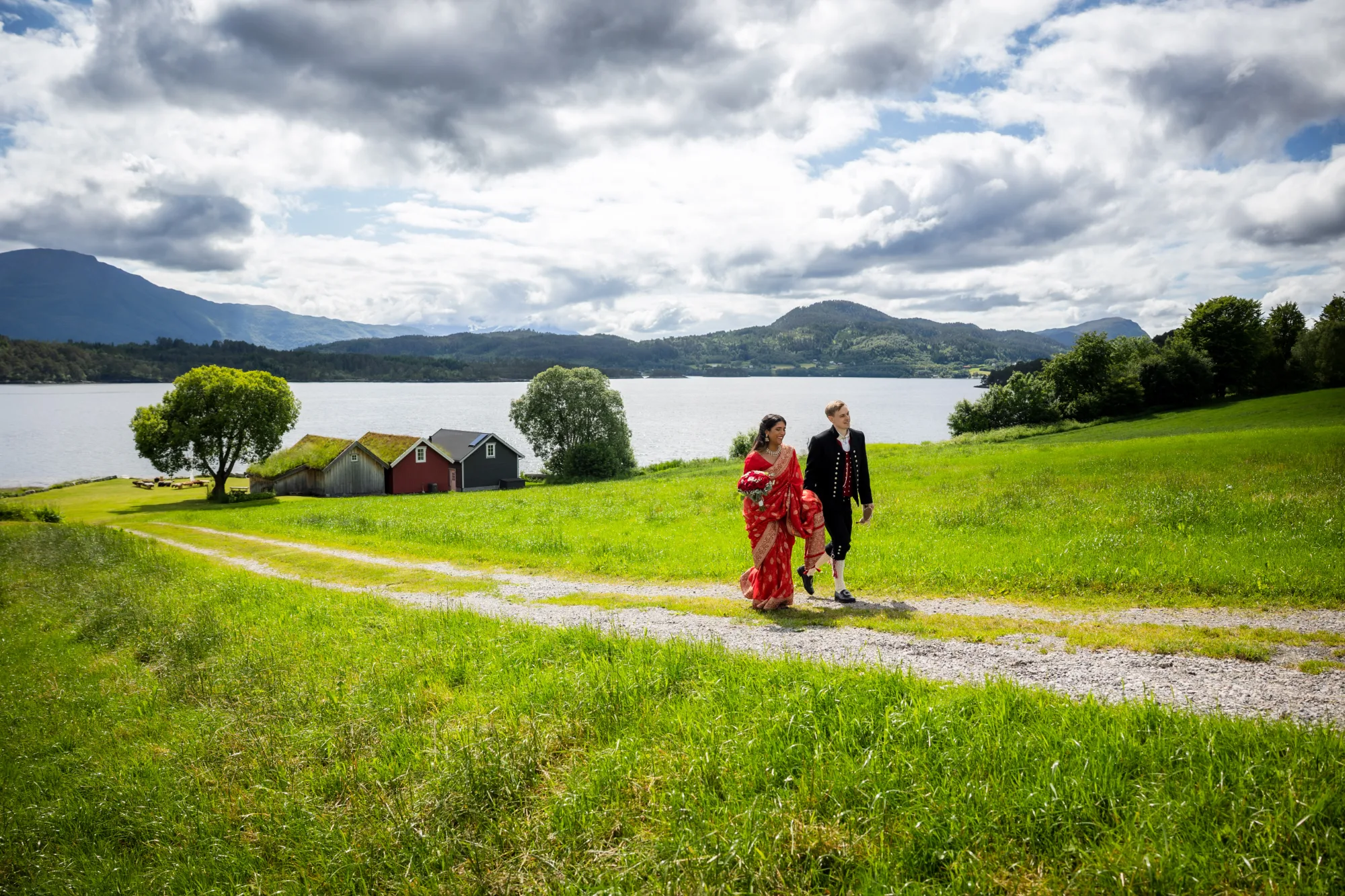 Brudepar tett sammen ved Storfjorden i varmt kveldslys, fotografert av Marte Bjørgum. Liabygda, Norge, fjord og fjell. Bryllup 
