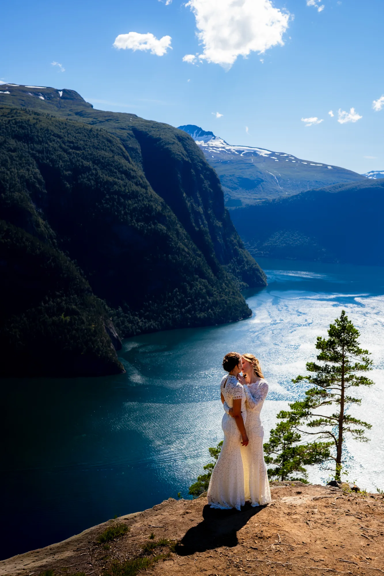 Brudepar på en gammel bro. Loen, Olden, Norge, Norway. fotografert av Marte Bjørgum