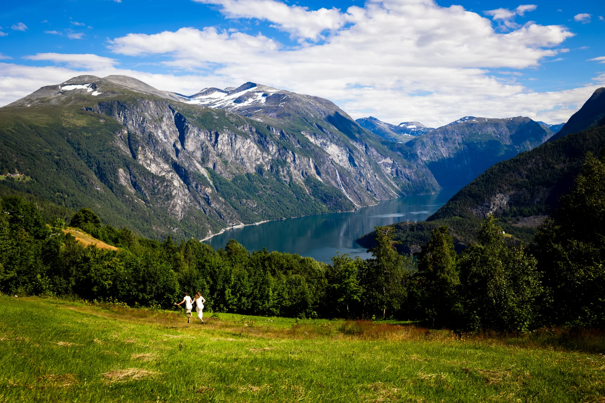 Bryllupsbilde fra Malin & Sarah, fotografert av Marte Bjørgum