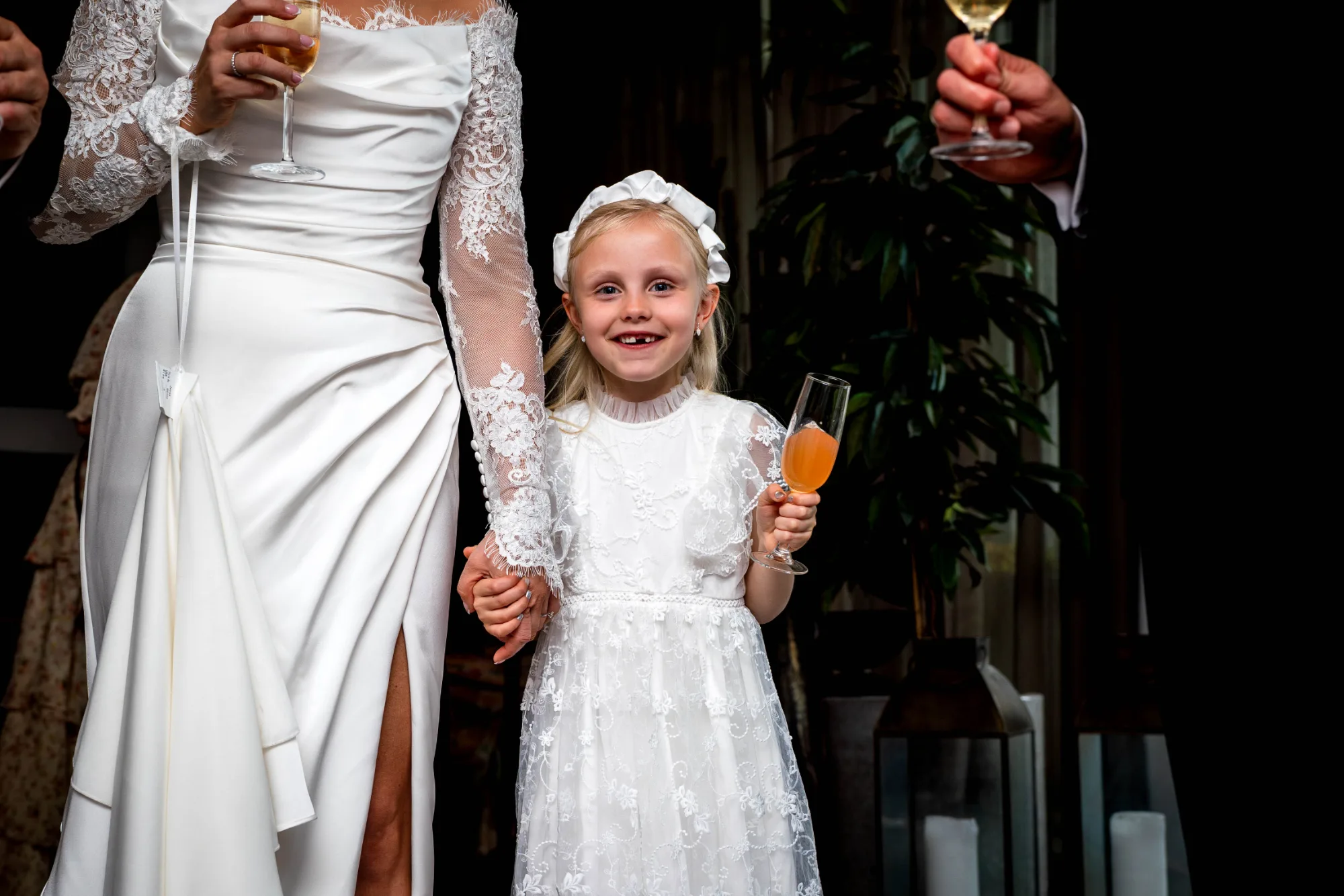 Dokumentarisk øyeblikk fra en bryllupsdag, fotografert av Marte Bjørgum