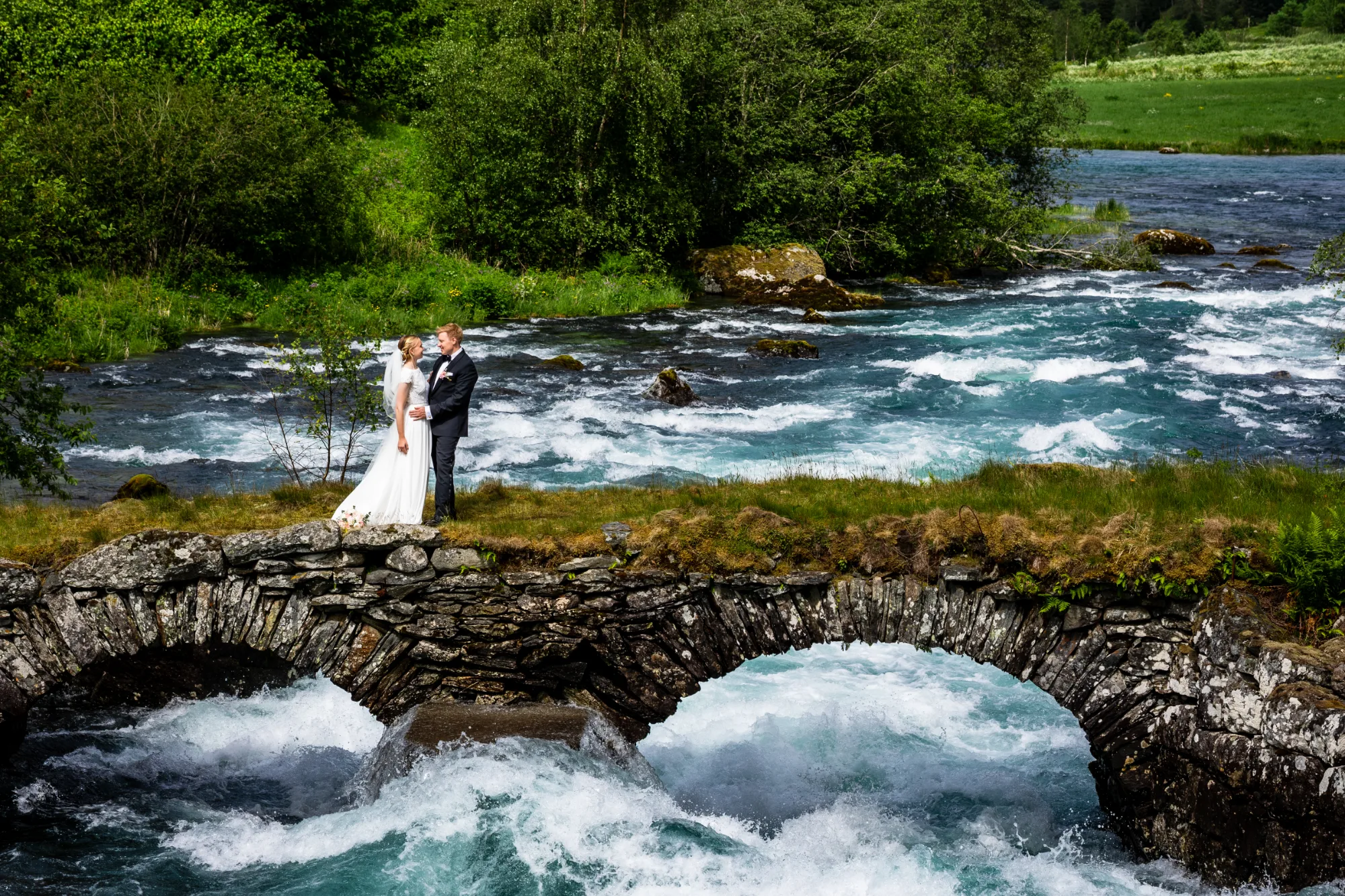 Familie samlet på svaberget ved fjorden, fotografert av Marte Bjørgum