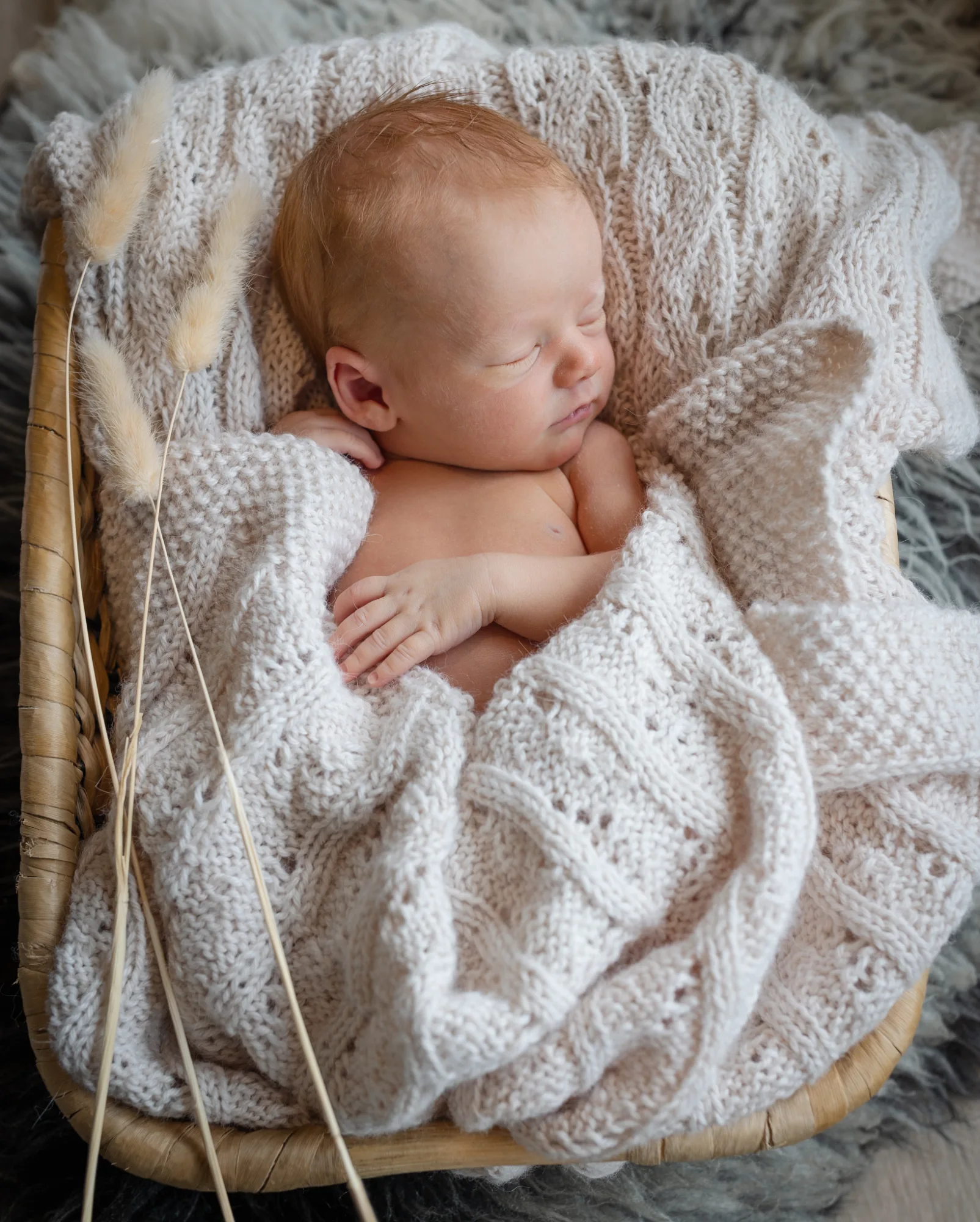 Foreldre som holder rundt og kysser sin nysvøpte baby