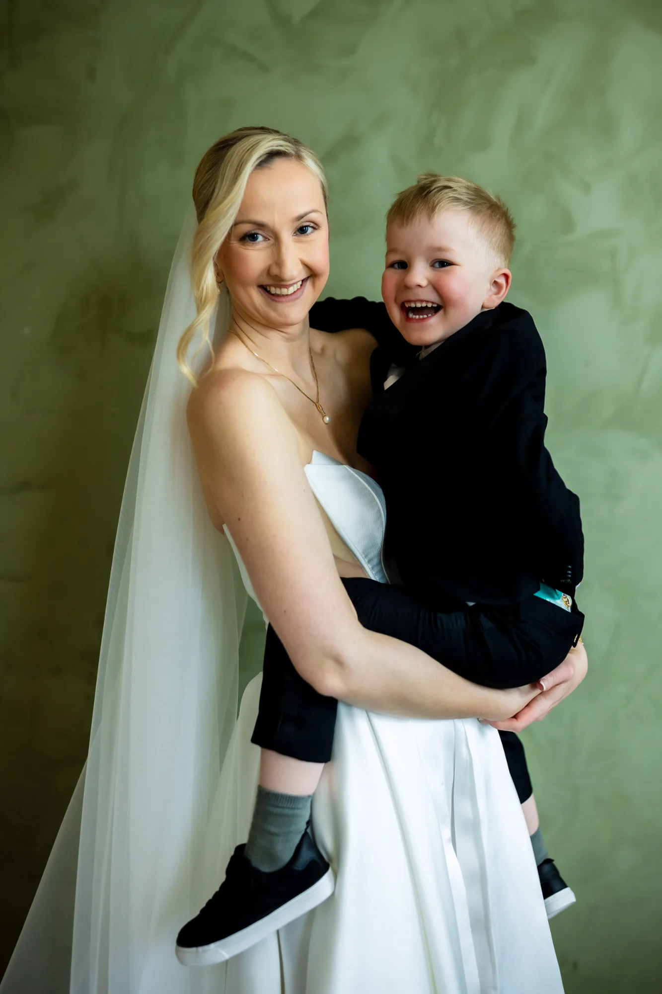 A moment from a wedding day, photographed by Marte Bjørgum