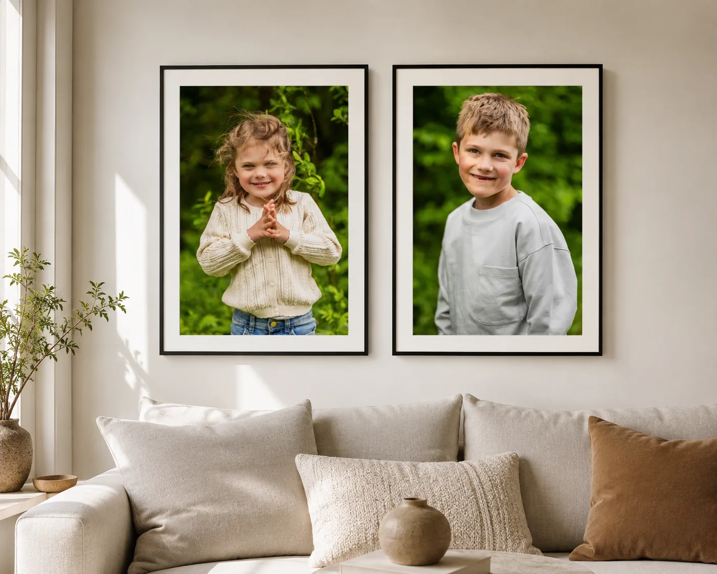Familieportrett i naturlig lys, et motiv som kler en vegg, fotografert av Marte Bjørgum