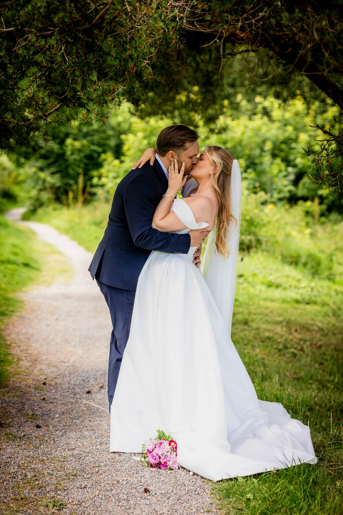 A moment from a wedding day, photographed by Marte Bjørgum