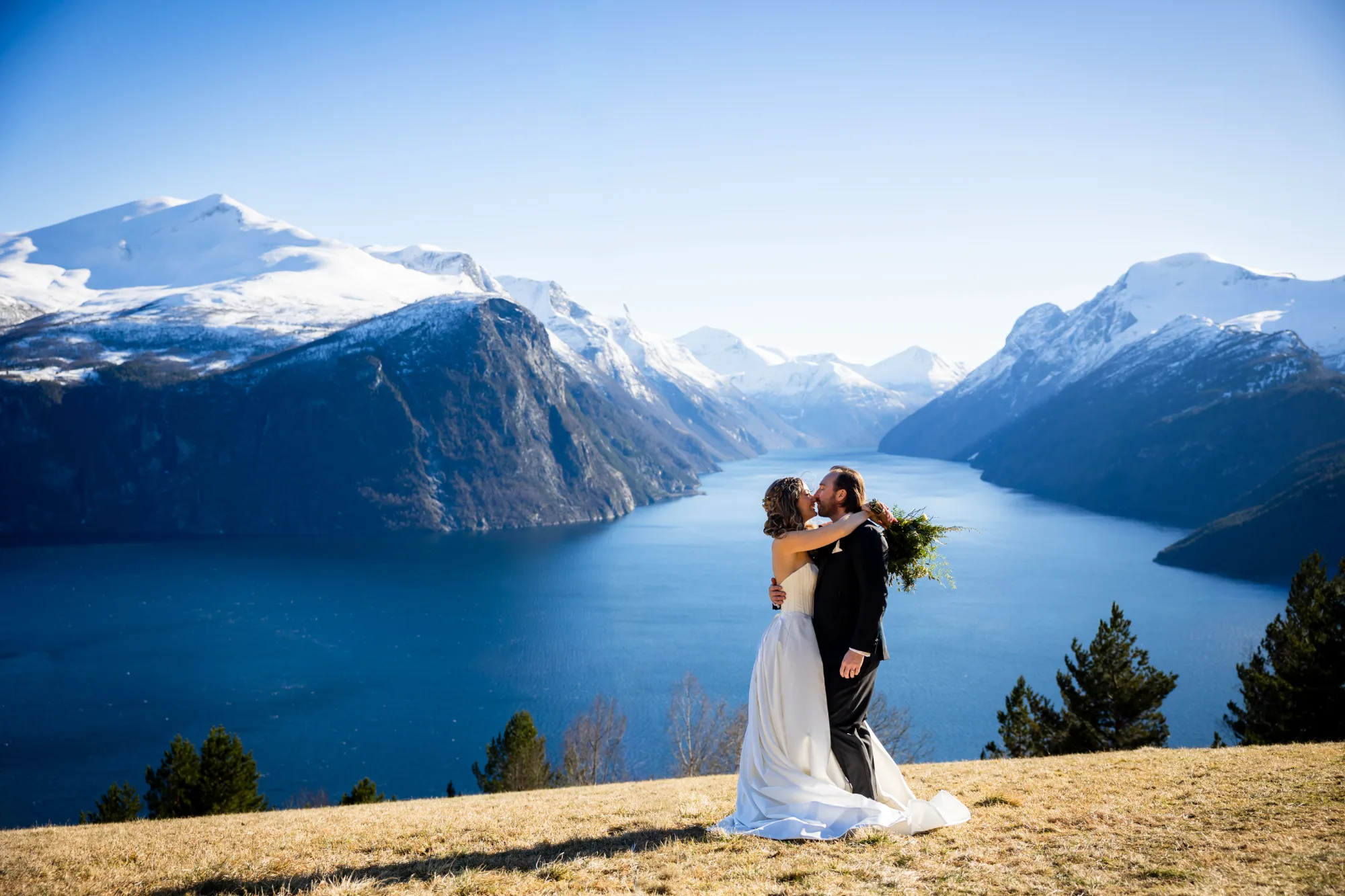 A moment from a wedding day, photographed by Marte Bjørgum