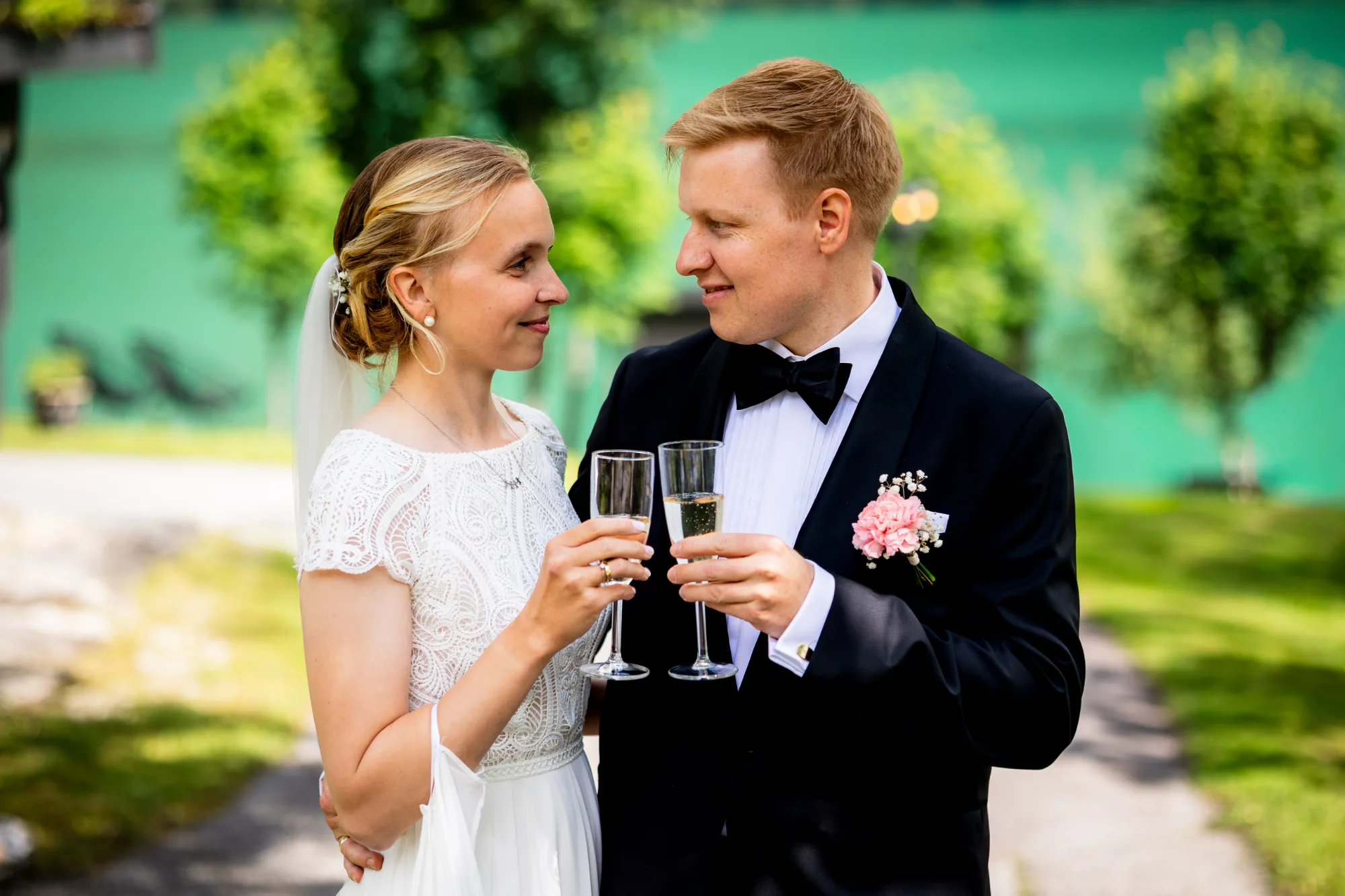 A moment from a wedding day, photographed by Marte Bjørgum