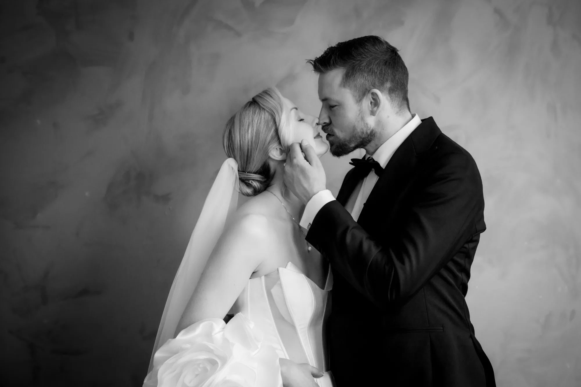 A moment from a wedding day, photographed by Marte Bjørgum