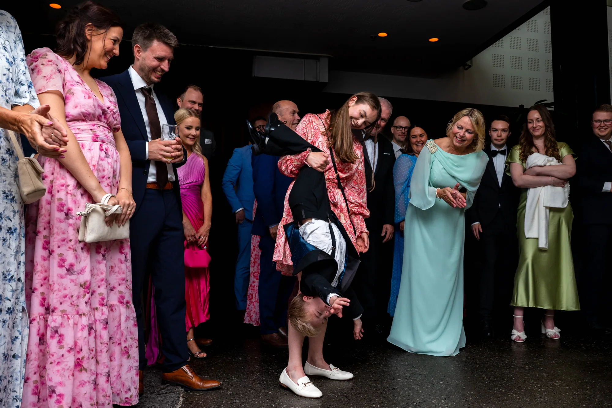 Dokumentarisk øyeblikk fra en bryllupsdag, fotografert av Marte Bjørgum