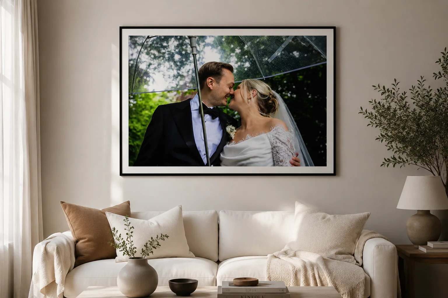 Familie i et nært, rolig øyeblikk i naturlig lys, et minne som hører hjemme i et album, fotografert av Marte Bjørgum
